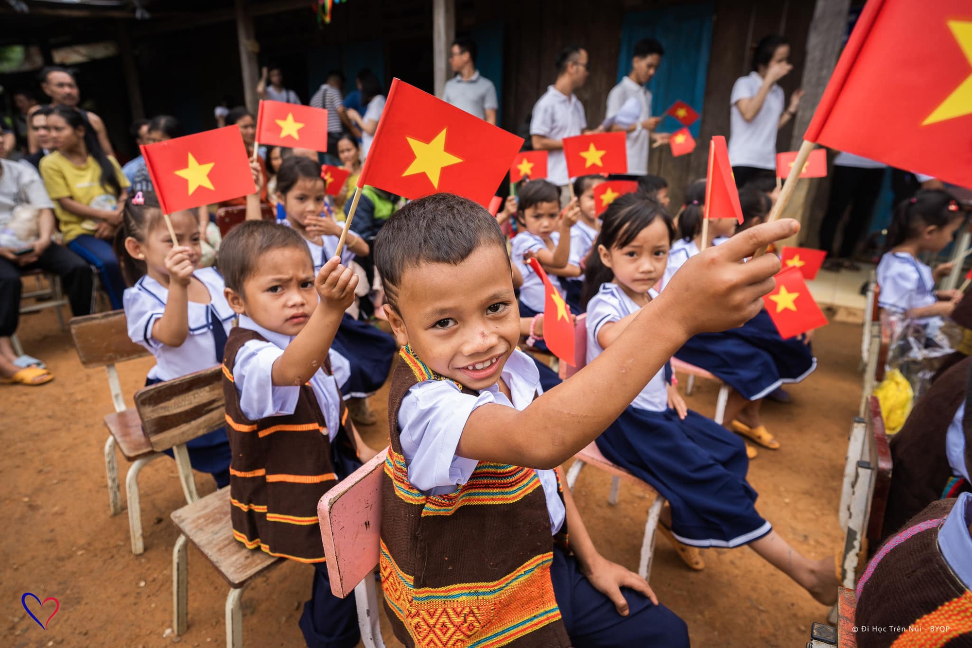 Xúc động lễ khai giảng của học trò vùng cao Quảng Nam và huyện đảo Trường Sa - Ảnh 15.