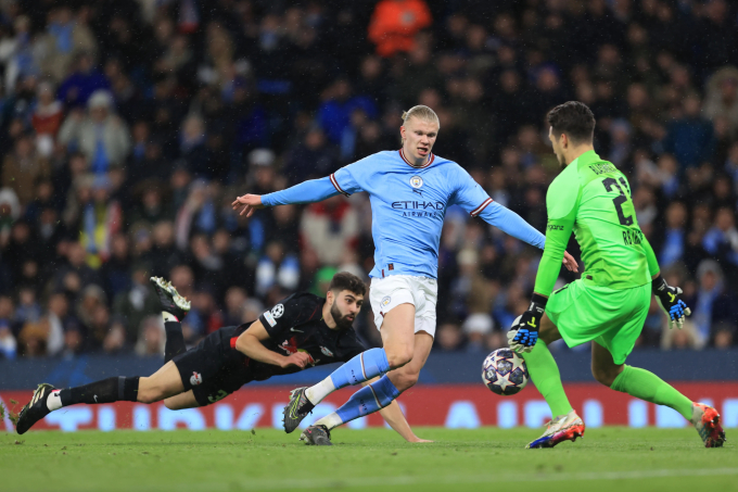 Josko Gvardiol (left) fell while chasing Erling Haaland during Man City's 7-0 win over RB Leipzig in the second leg of the 2022-2023 Champions League round of 16 on March 14, at the Etihad Stadium. Photo: Offside