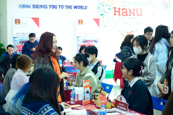 Les étudiants participent à la Journée portes ouvertes de l'Université de Hanoi le 1er mars. Photo : HANU