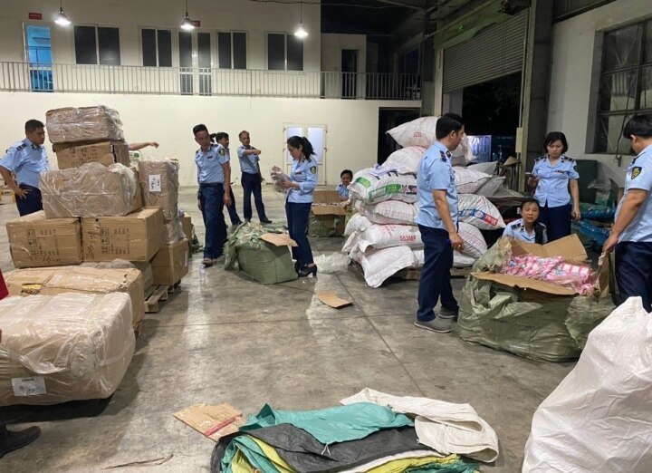 Ho Chi Minh City: Temporarily detained a shipment of nearly 7,000 cigars and many bottles of foreign wine - 1