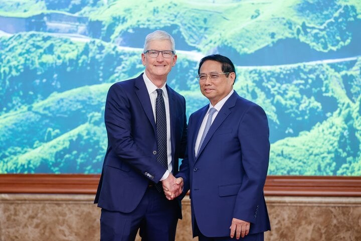 On the second and final day of his working trip to Vietnam, Apple CEO met with Prime Minister Pham Minh Chinh at the Government Office. The Prime Minister emphasized that the Government will establish a working group to support Apple's increasingly effective development in Vietnam. (Photo: Doan Bac/VGP)