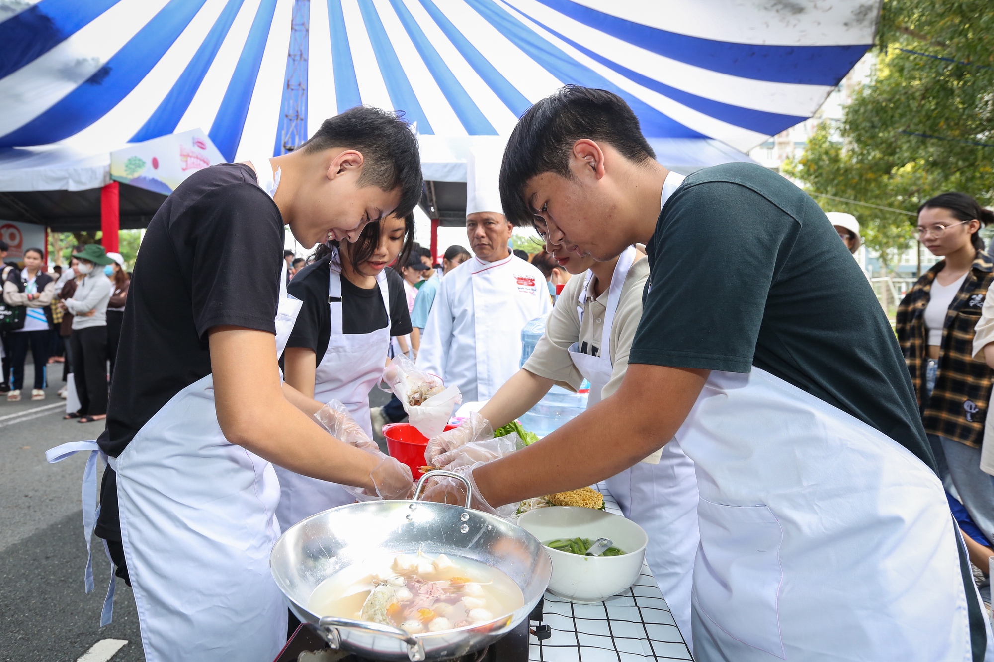 Hàng ngàn sinh viên tranh tài… nấu mì - Ảnh 15.