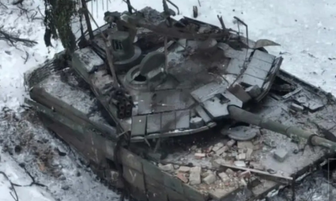 Char T-90M endommagé après une confrontation avec un blindé Bradley et un drone ukrainien. Photo : Ministère ukrainien de la Défense