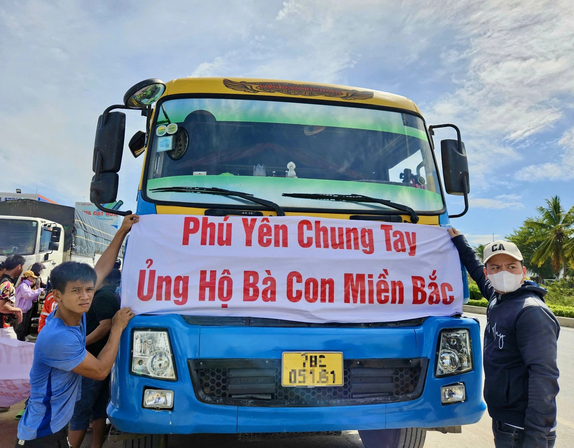 Bán bánh Trung Thu gây quỹ cho người dân vùng lũ - Ảnh 4.