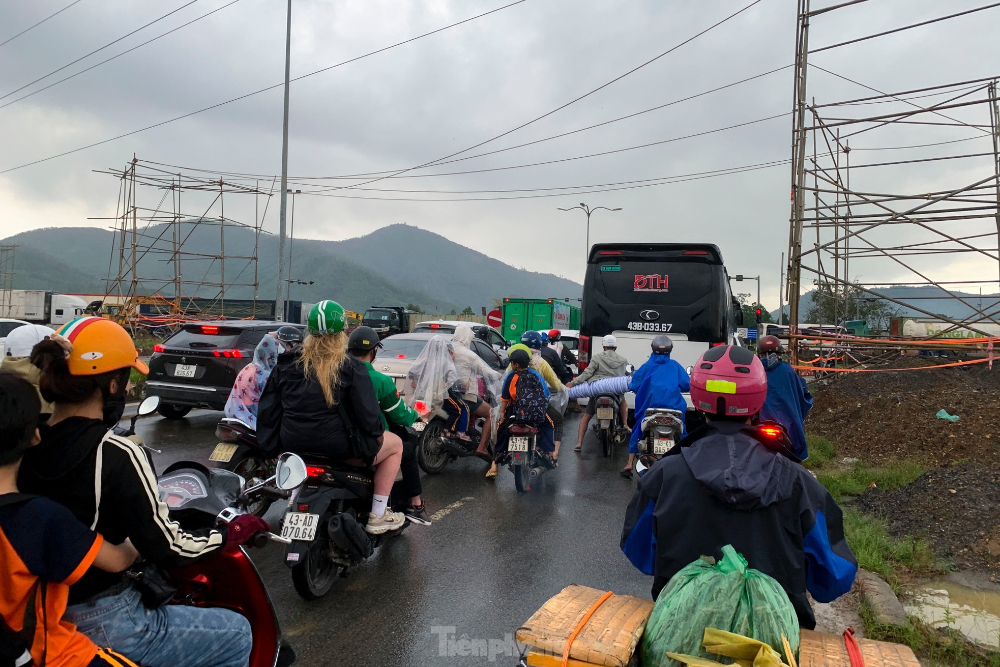 Ôtô nối nhau hàng cây số chờ qua nút giao đang thi công tốc ở Đà Nẵng ảnh 10