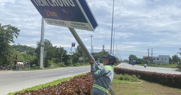 Retirada de una serie de vallas publicitarias camufladas en señales de tráfico en Quang Ngai