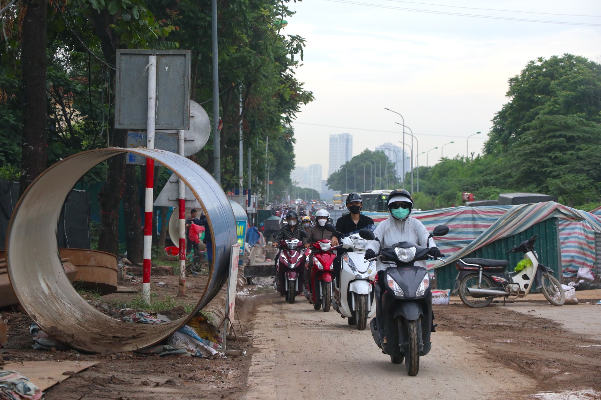 Construction bunkers cause insecurity and traffic jams on Thang Long Avenue photo 5