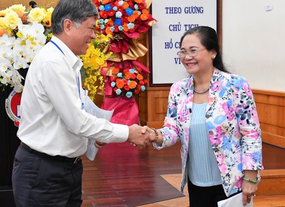 Comrade Nguyen Thi Le talks with Secretary of the Party Committee, Director of the Department of Education and Training of Ho Chi Minh City Nguyen Van Hieu. Photo: VIET DUNG