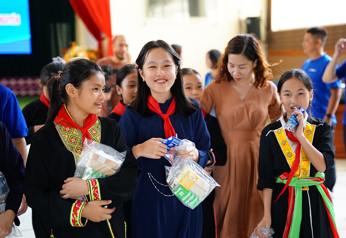 Vinamilk organizes many Mid-Autumn Festival activities for children in all regions