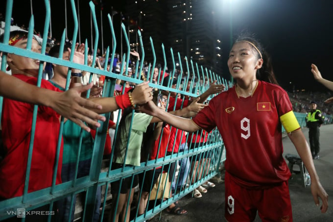 Huynh Nhu shares joy with fans after the SEA Games semi-final match. Photo: Duc Dong