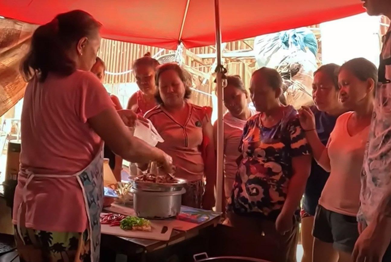 Vietnamese tourists visit slums in Philippines, surprised to see scene on the street