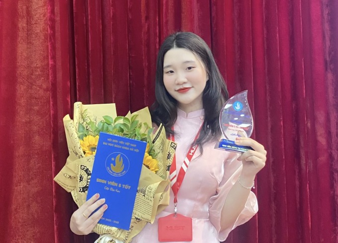 Thanh Thuy when receiving the title of 5 Good Students. Photo: Character provided