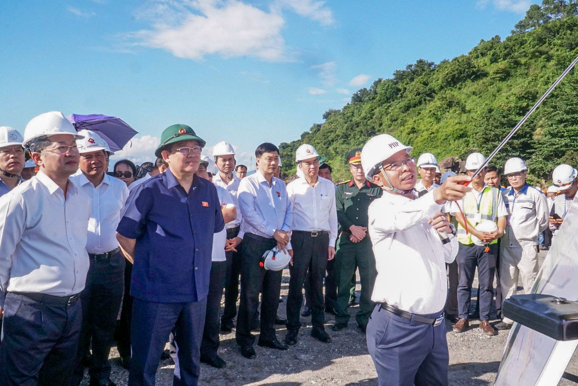 chu tich quoc hoi vuong dinh hue tham lam viec tai da nang hinh 1