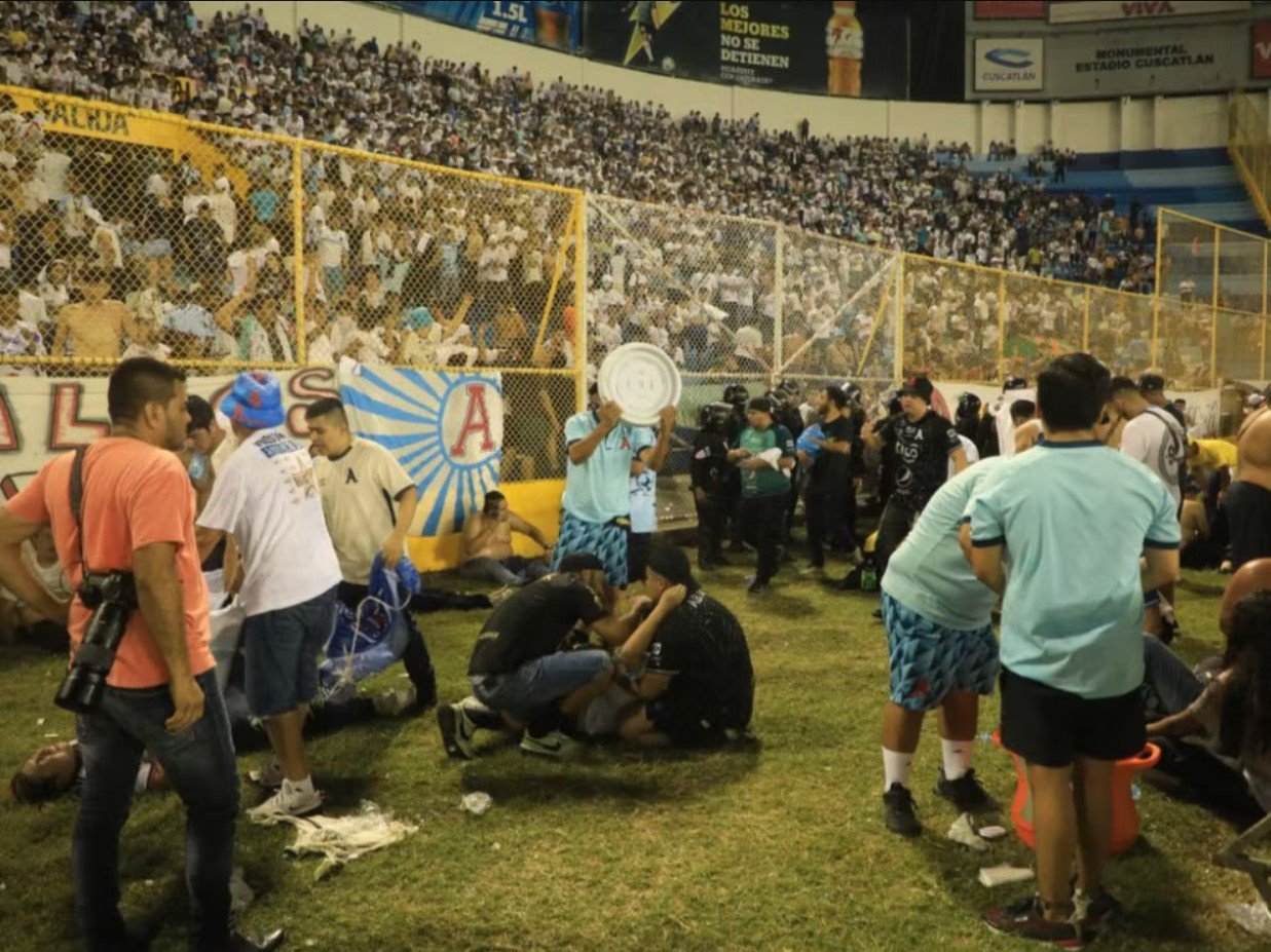 Monde - En allant voir un match de football, des centaines de supporters salvadoriens ont été blessés (Photo 2).