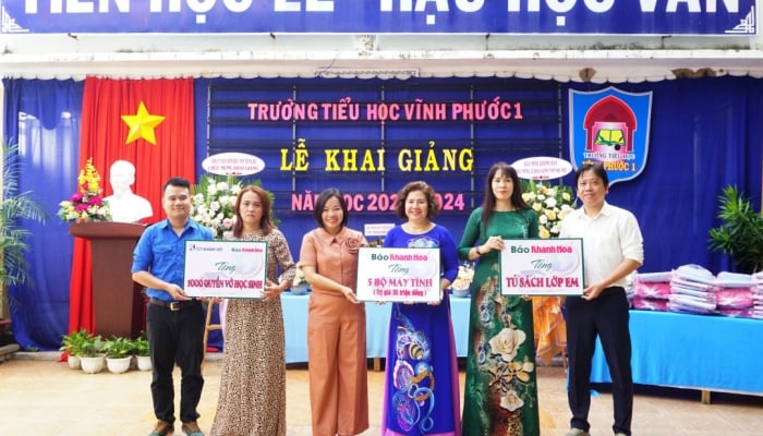 Báo Khánh Hòa trao tặng máy tính, tủ sách, học bổng cho học sinh nhân ngày khai trường