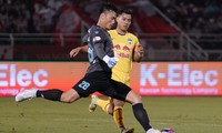 Bui Tien Dung cometió un error y HCMC perdió 0-2 ante HAGL en el estadio Thong Nhat