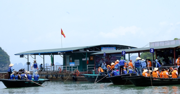 Struggling to deploy underwater entertainment services in Ha Long Bay