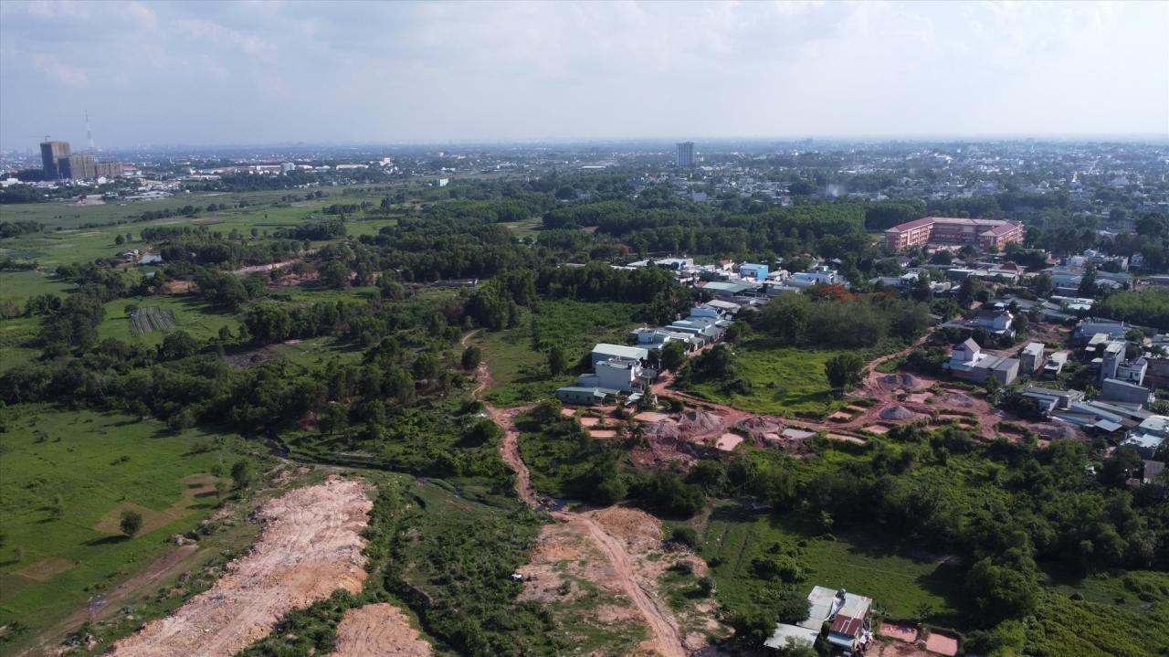 Đây là đoạn Bình Chuẩn đến sông Sài Gòn dài 8,9 km. Đoạn này, từ điểm giao Mỹ Phước Tân Vạn sẽ đi qua phường Phú Hòa (thành phố Thủ Dầu Một) xuống phường An Thạnh, An Sơn của thành phố Thuận An. Từ đây Vành đai 3 TP HCM sẽ đi xuyên qua đường Nguyễn Thị Minh Khai, Quốc lộ 13 và đường Cách Mạng Tháng 8. Khu vực trong hình đấy còn trống, ít đi qua các hộ dân đã xây dựng nhà.