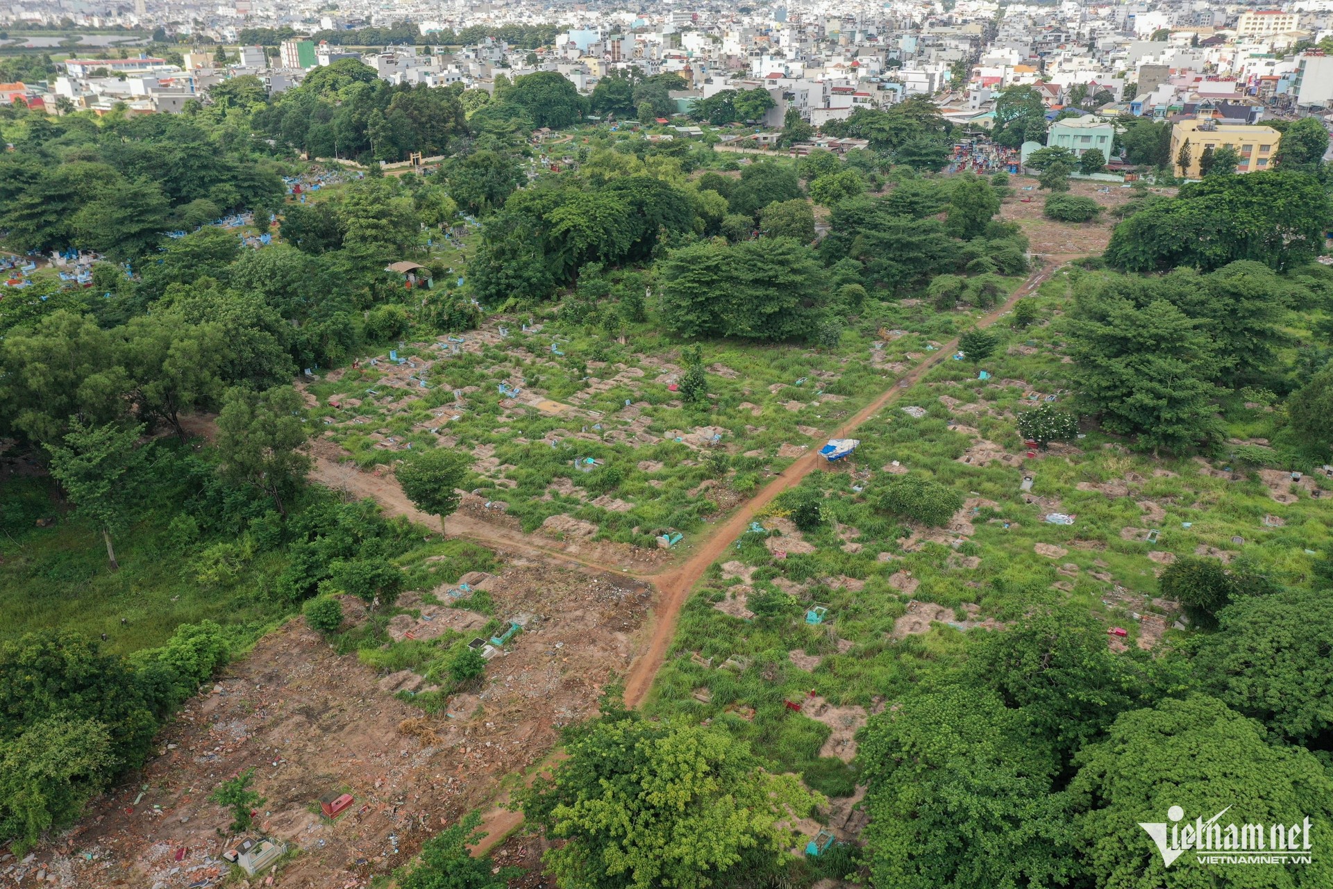 Close-up of the largest cemetery in Ho Chi Minh City, about to become a school and park photo 5