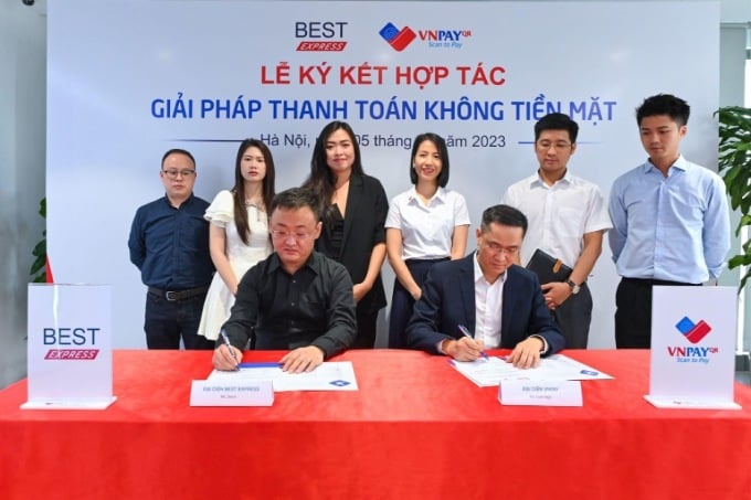 Mr. Devin Fan - General Director of BEST Express Vietnam and Mr. Ngo Anh Tuan, Director of VNPAY-QR signed the cooperation agreement. Photo: Giang Huy