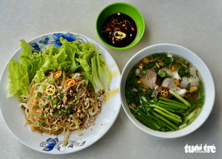 Hủ tiếu khô chan nước xốt chế biến theo công thức riêng trộn với thịt bằm, rau sống, hành tỏi phi thơm ăn kèm với tô nước xúp lòng heo