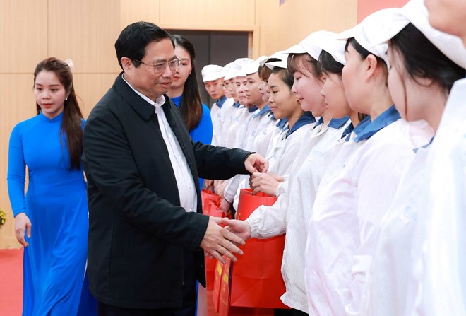 Le Premier ministre Pham Minh Chinh offre des cadeaux du Têt aux travailleurs de la province de Hai Duong