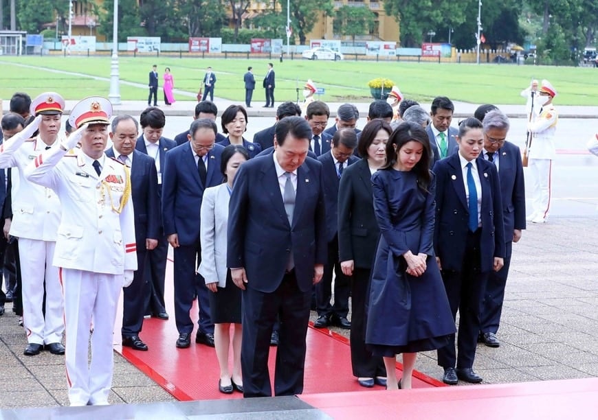 Vor der offiziellen Begrüßungszeremonie legten Präsident Yoon Suk Yeol und seine Frau Kränze nieder und besuchten das Mausoleum von Präsident Ho Chi Minh. Foto: VNA