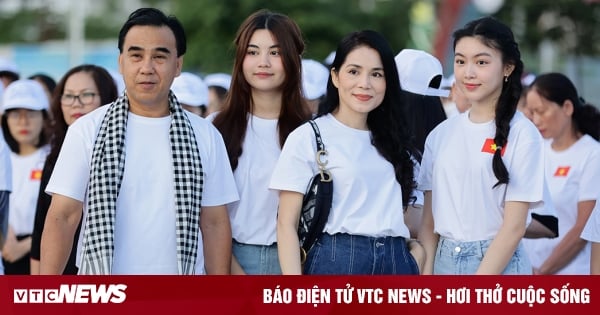 Las dos hijas de Quyen Linh destacan con su dulce belleza en las calles de Nha Trang.