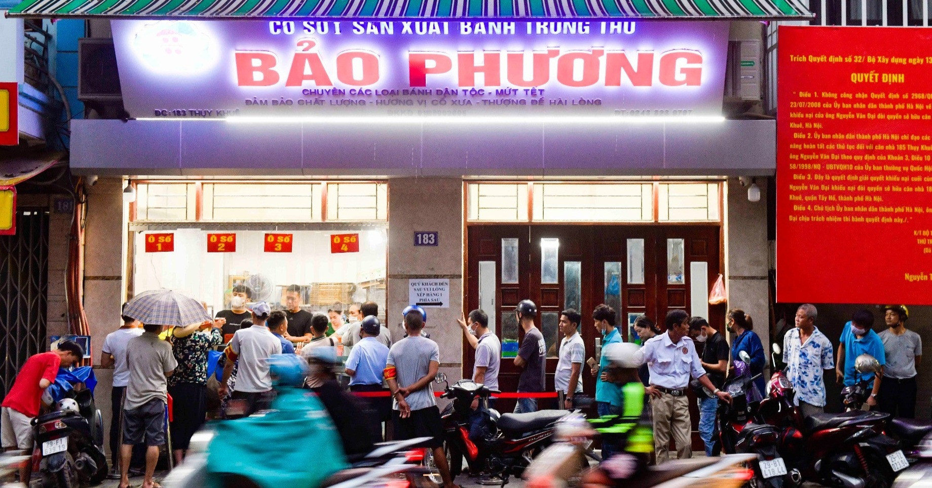 Tiệm bánh Trung thu Bảo Phương, Đông Phương, Như Lan, khách xếp hàng chờ mua