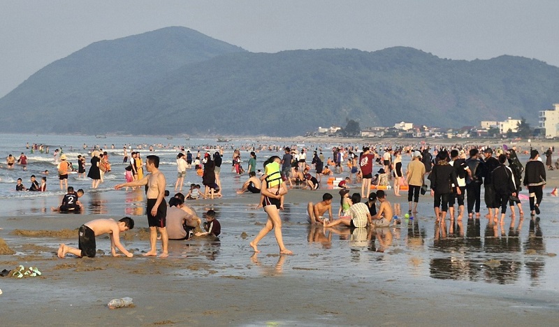 4월 30일 - 5월 1일 하노이 해변 휴가 틴섬은 항상 해변을 방문하고 더위를 식히려는 관광객들로 붐빈다.