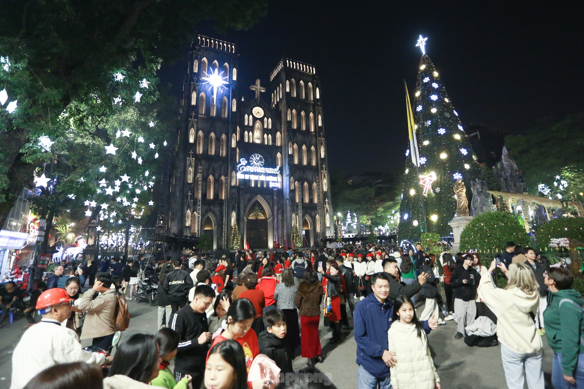 Hanoians jostle on Hang Ma Street, Cathedral to welcome Christmas early photo 1