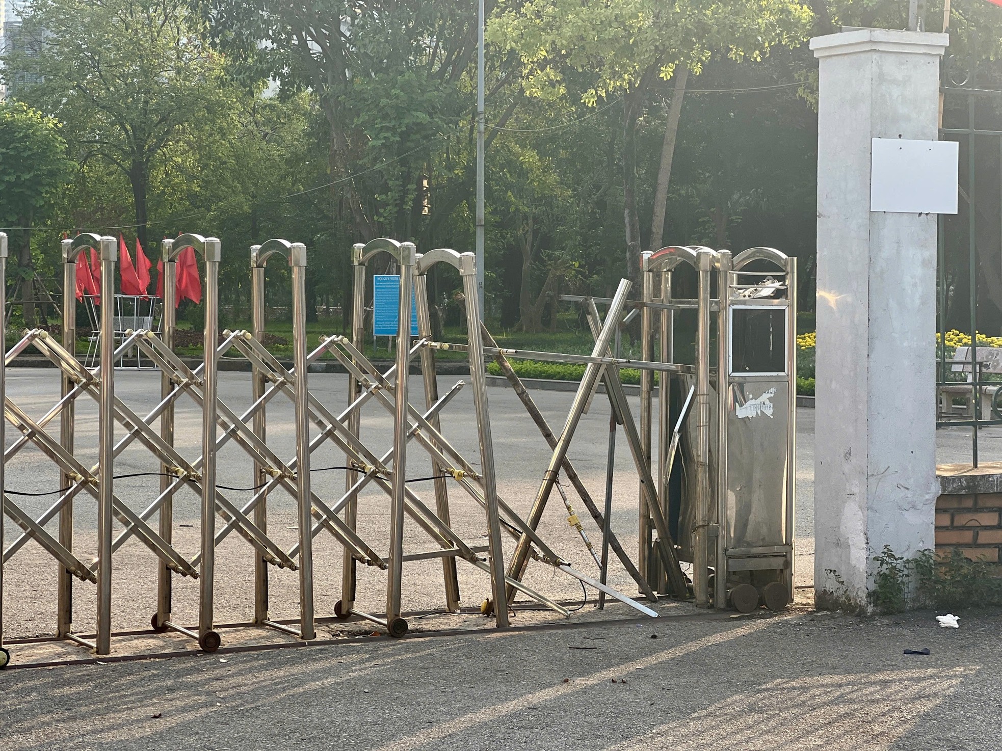 Dilapidated and degraded scenes at two large parks in Hanoi photo 2