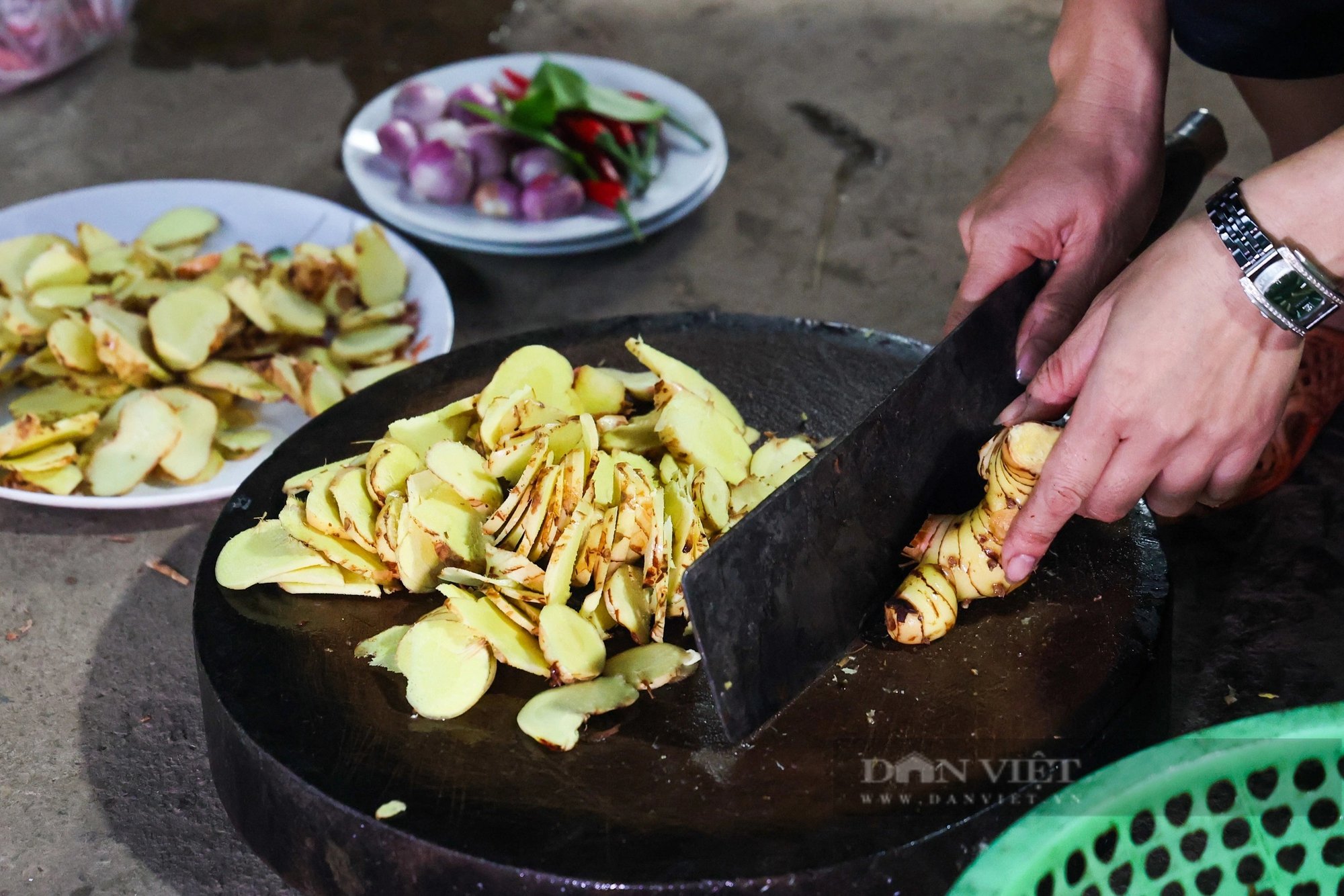 Đeo kính bơi kho cá, người dân làng Vũ Đại tất bật vào vụ Tết- Ảnh 5.