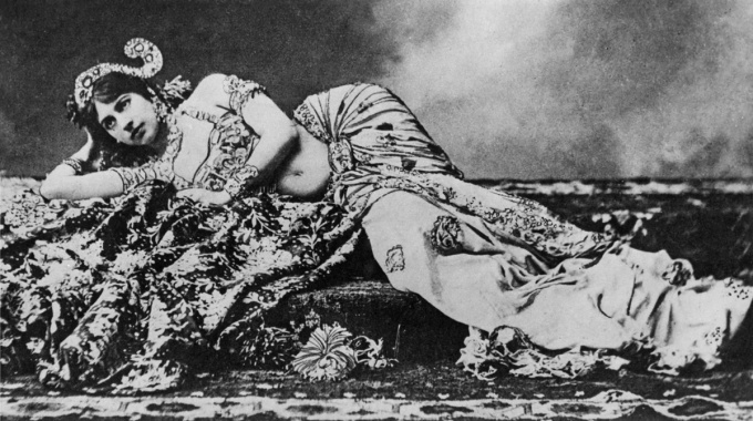 Mata Hari ในชุดอินโดนีเซียที่ได้รับแรงบันดาลใจจากชาวชวา ภาพ: Britannica