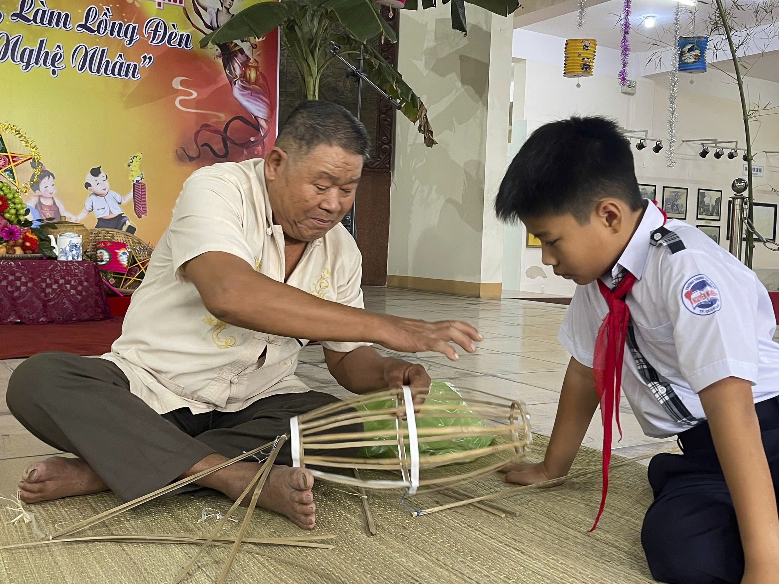 Học sinh thích thú làm lồng đèn truyền thống cùng nghệ nhân  - Ảnh 4.