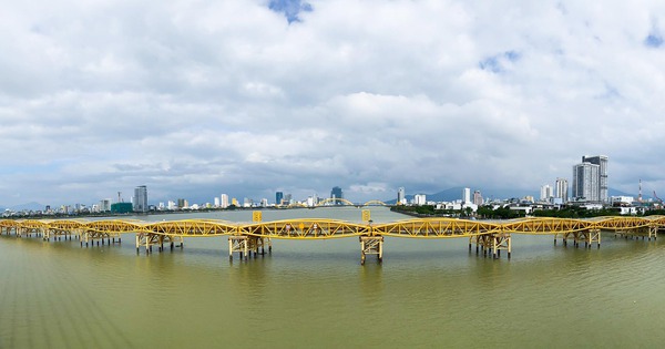 Close-up of the first steel arch bridge connecting the two banks of the Han River, about to change its function