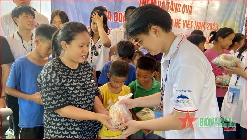  Jóvenes vietnamitas en el extranjero dan regalos a niños desfavorecidos en la provincia de Quang Binh. Foto: HA ANH