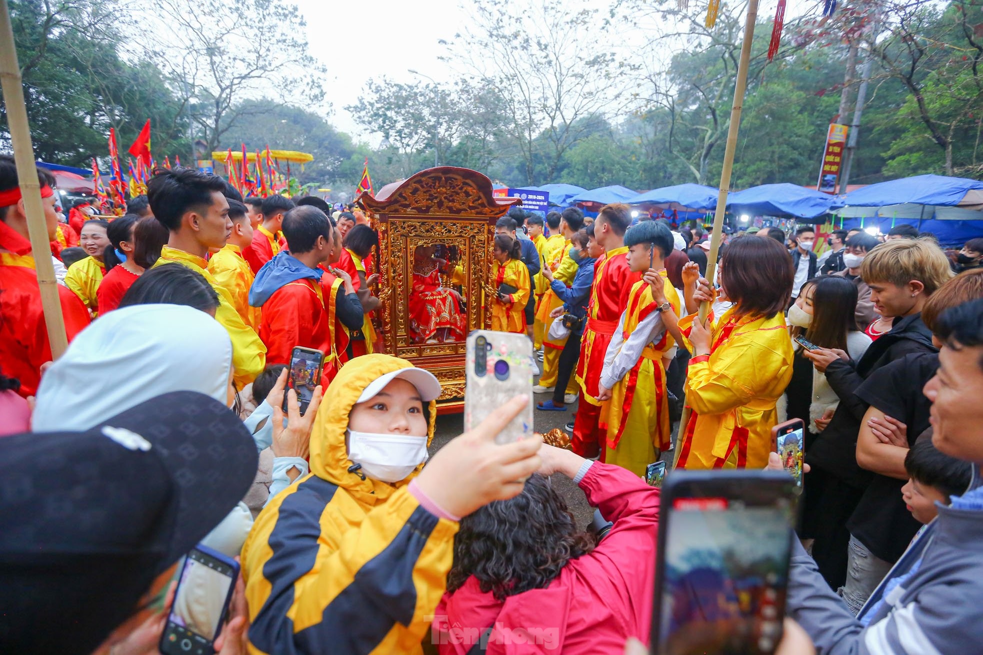 មនុស្ស​ម្នា​ប្រកួត​គ្នា​ដើម្បី​ផ្តល់​សំណាង​ដល់​ឧត្តមសេនីយ​អាយុ ១១ ឆ្នាំ​ក្នុង​ពិធីបុណ្យ Gióng រូបថត ៩