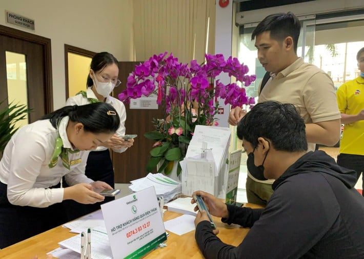 Vietcombank serves customers with biometric updates