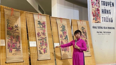 Artist Phan Ngoc Khue donates a set of hundreds of years old Hang Trong comics to the Vietnamese Women's Museum