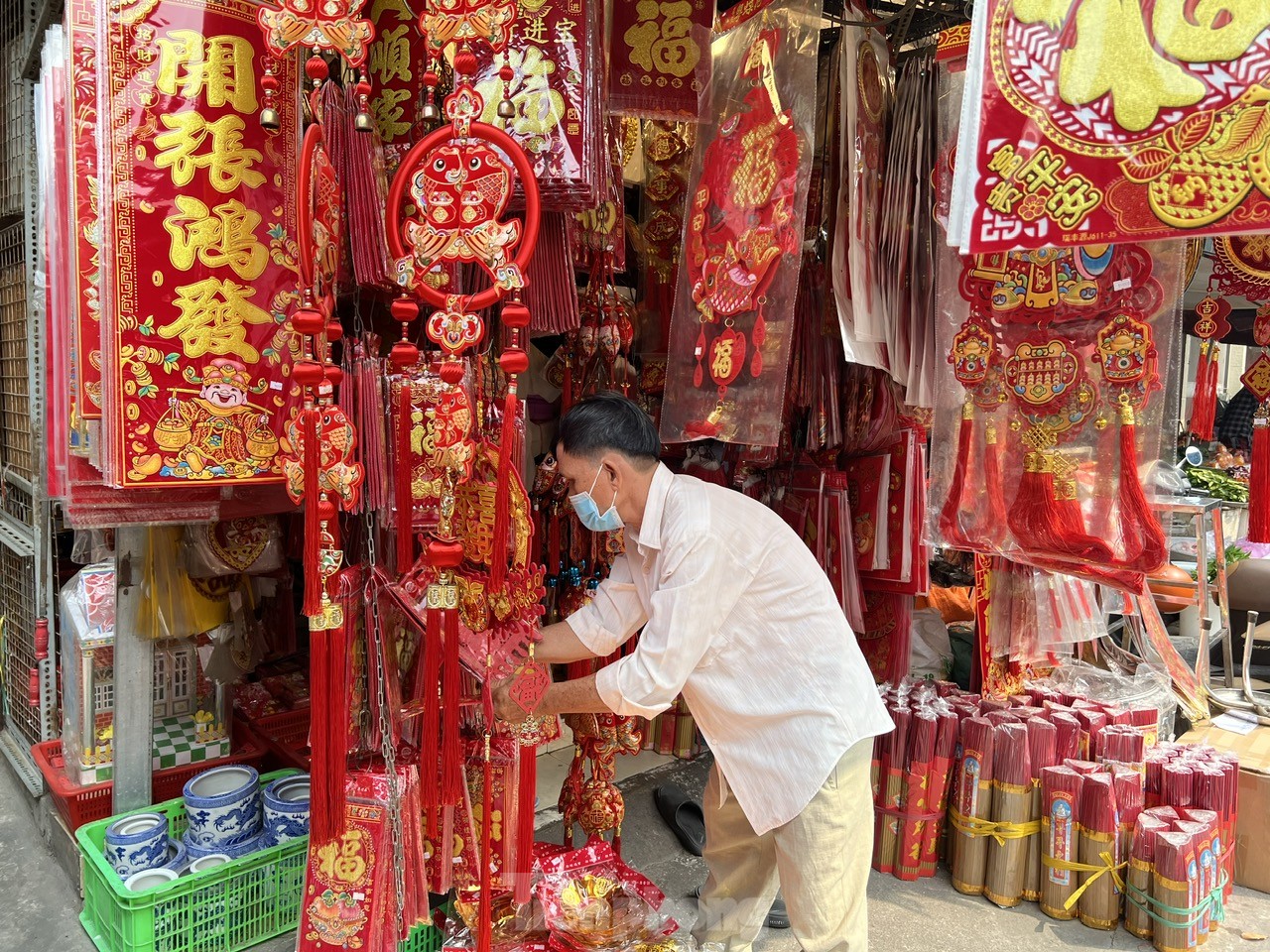 Los clientes están abarrotados cerca de Ong Cong Ong Tao el día que viene, los empleados de la tienda de papel moneda están ocupados sin parar. Foto 4