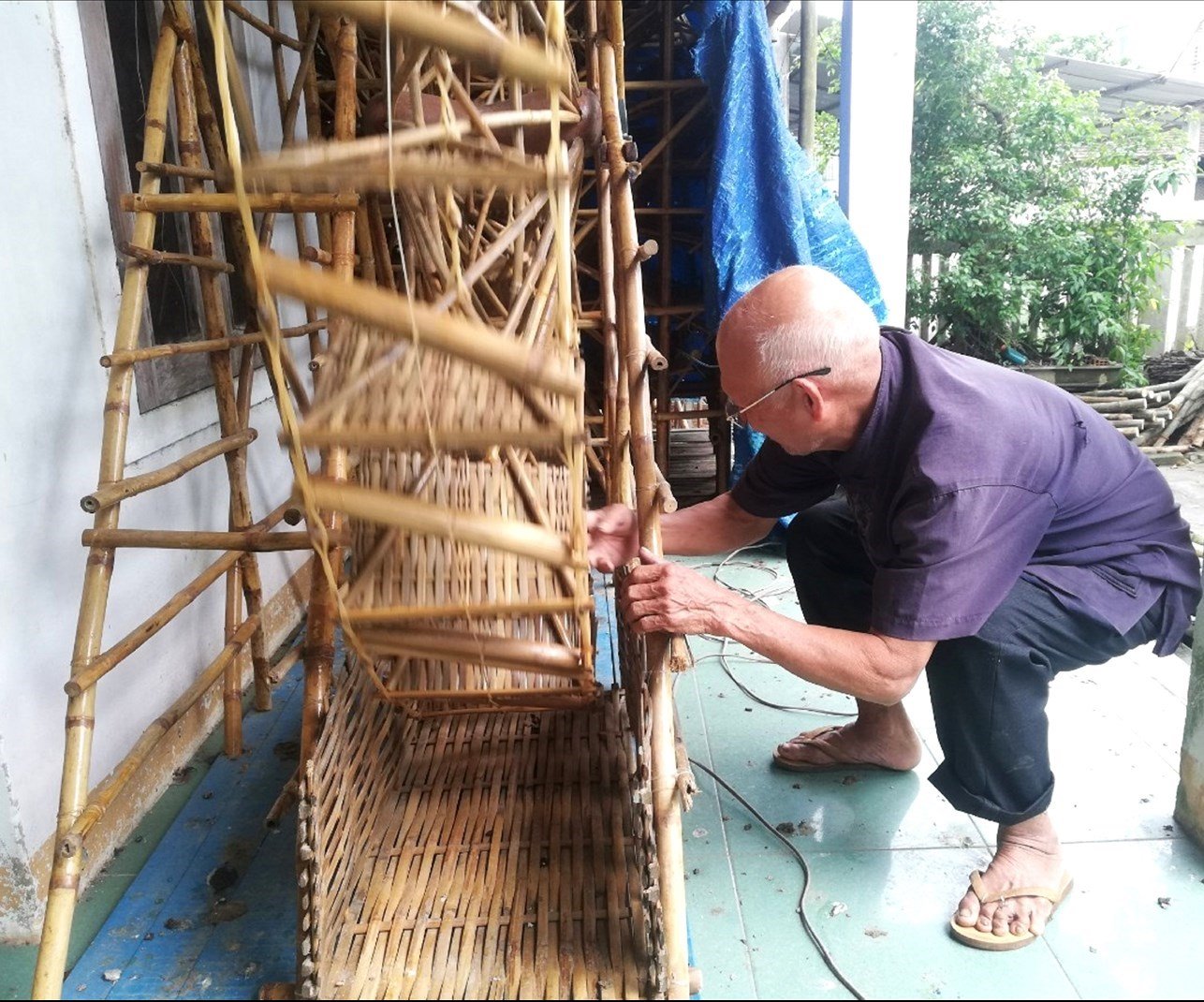 Do làm thủ công nên hoàn thiện mỗi bánh xe nước, ông Mai Văn Quýt phải bỏ công sức mất cả tháng trời mới 