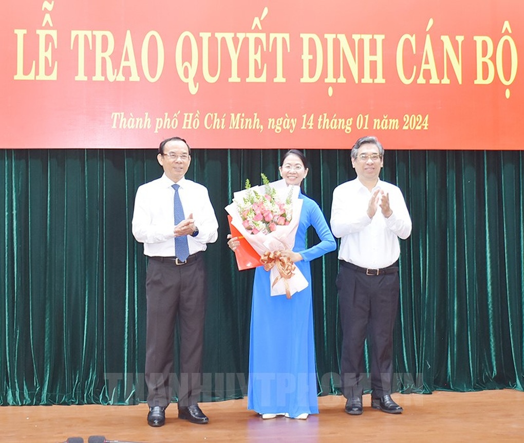 Bí thư TPHCM trao quyết định cho 2 nhân sự làm Bí thư Quận ủy - 2