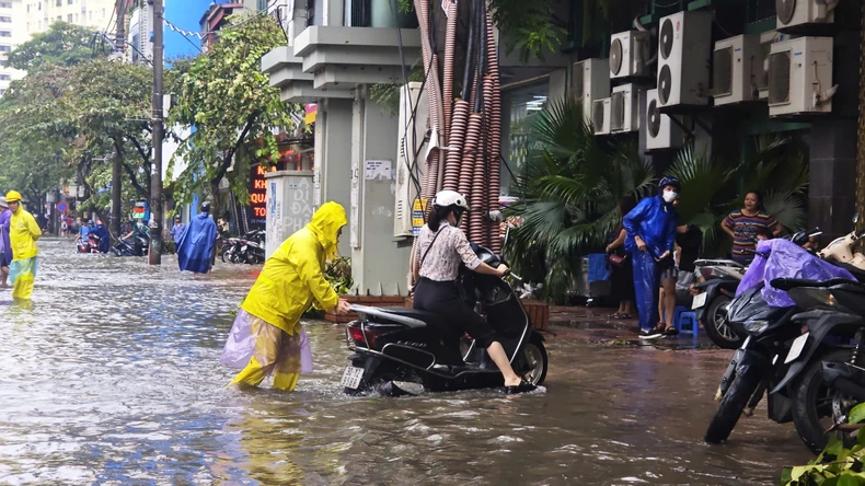 Die Überschwemmungen des Thao-Flusses überschreiten das historische Niveau, steigende Wasserstände des Roten Flusses wirken sich auf einige Gebiete in Hanoi aus, Foto 36