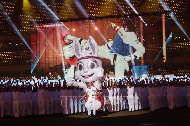 Lễ bế mạc SEA Games 32 được bắt đầu với tiết mục See you again (Hẹn gặp lại). 