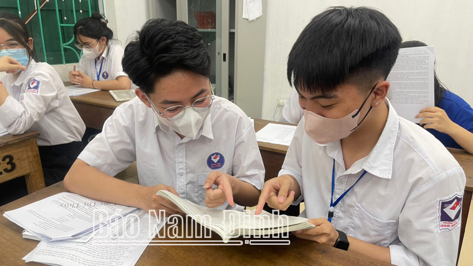 Students of Giao Thuy High School (Giao Thuy) in the last days of review for the exam.