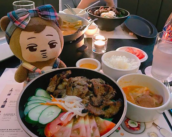 Korean stars love Vietnamese food: Somi must have herbs when eating pho, Rosé cries because of spring rolls - 7