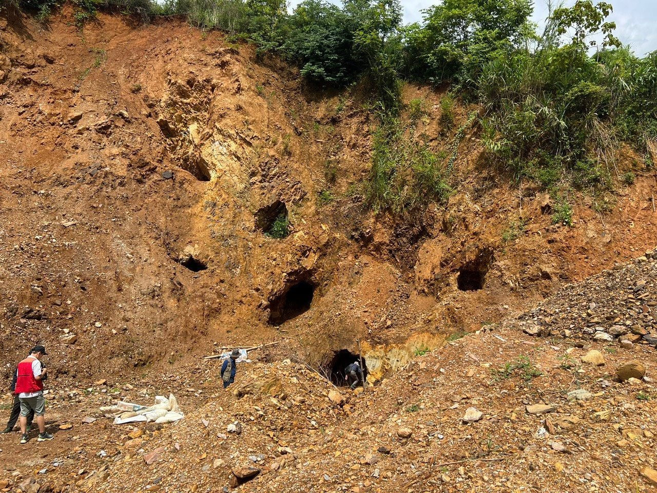 cong-tac-dieu-tra-co-ban-dia-chat-ve-khoang-san-da-dat-duoc-nhieu-ket-qua-noi-bat.jpg