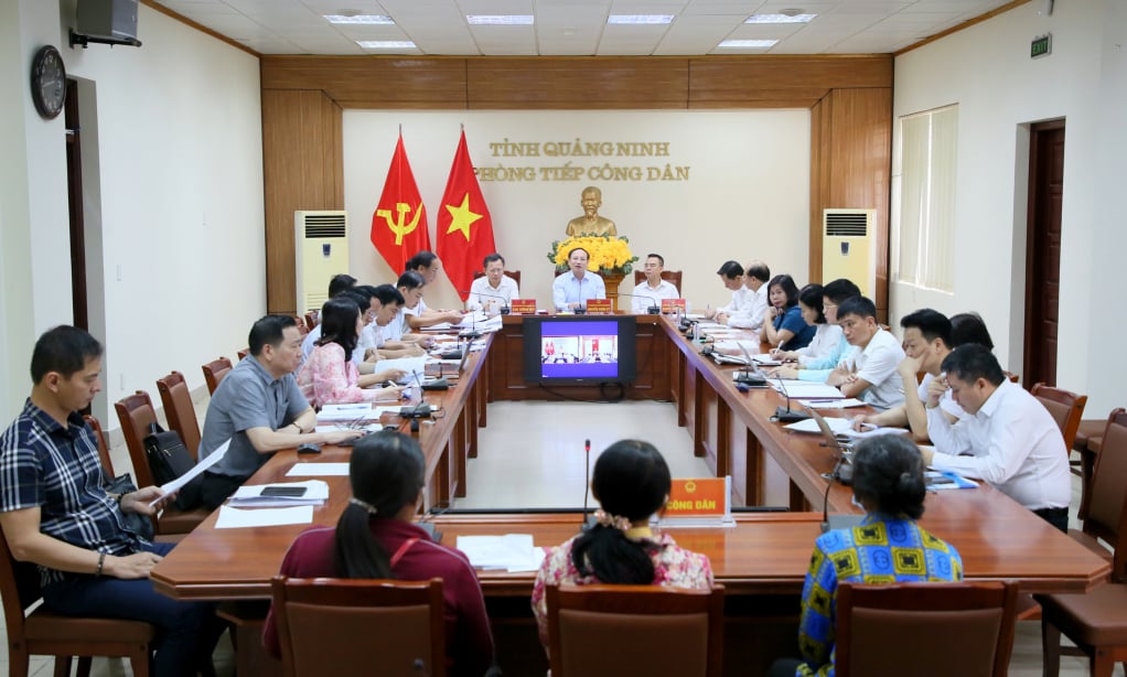 당 중앙위원회 위원이자, 성 당위원회 서기, 성 인민위원회 위원장인 응우옌 쑤언 키 동지와 성 시민 접견위원회 동지들은 2023년 4월에 시민들을 정기적으로 접견했습니다. 사진: 민 하