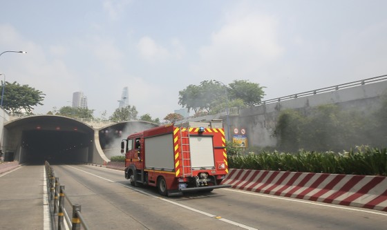 More than 1,279 people participated in a fire drill at the Saigon River Tunnel, photo 3